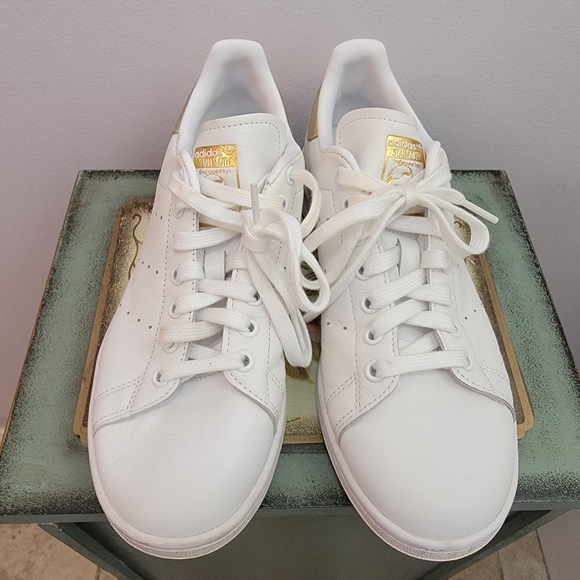 Adidas Stan Smith White and Gold Leather Athletic Shoe Size  9 - Picture 1 of 9